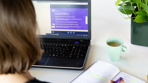 Studentin im Homeoffice