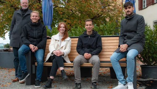 Studierende der Hochschule Ravensburg-Weingarten (RWU) auf der Smart-Bench am Weingartener Münsterplatz