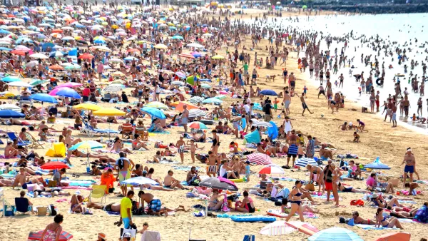 Ein überfüllter Strand 