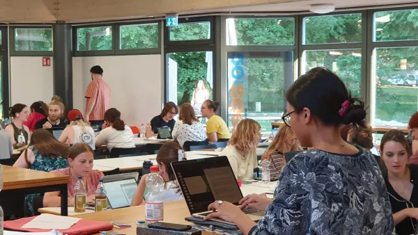 Studierende lernen an der RWU Lernnacht in der Mensa