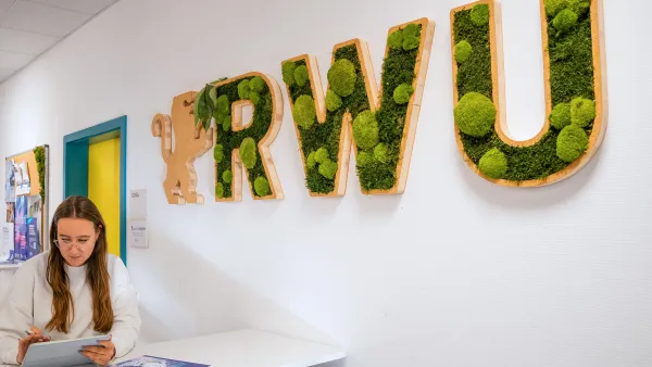 Begrünte Wandbuchstaben RWU im Gebäude K der Hochschule