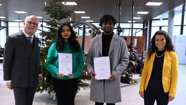 RWU, Übergabe DAAD-Preis und International Student Award für das Jahr 2023 an zwei indische Studierende durch Prof. Dr. Michael Pfeffer