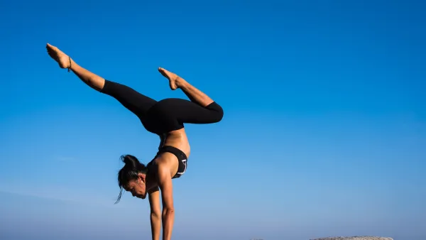 Frau macht Handstand