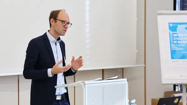 Prof. Marius Hofmeister am Rednerpult bei dem Informatik-Symposium an der RWU.