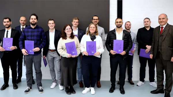 Abschlussfoto von Studierenden zusammen mit ihren Professoren