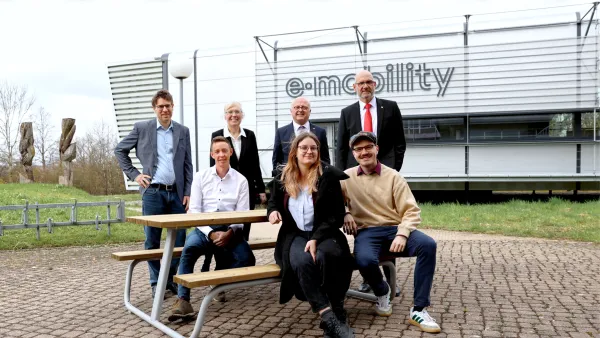 Das Rektorat und Asta-Vertreter*innen mit einer der neuen Sitzbänke auf dem RWU-Campus