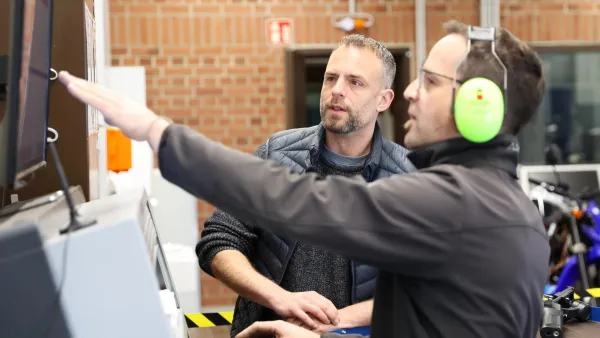 Alumnus Johannes Burkhart gemeinsam mit einem Mitarbeiter im KFZ-Labor an der RWU