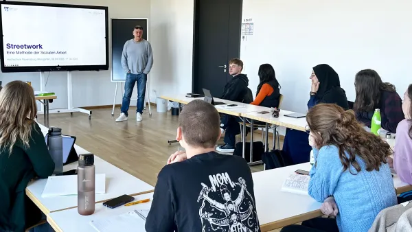 Der Referent Thomas Sonneburger in einem Hörsaal mit einer Gruppe Studierender