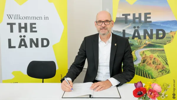 Der Rektor der RWU, Professor Dr. Thomas Spägele unterschreibt die Finanzierungsvereinbarung.