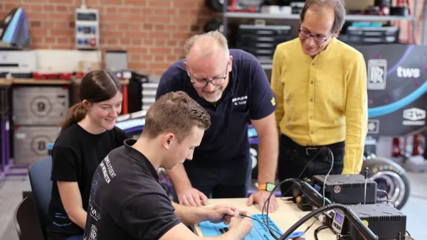 Studierende der Formula Student nehmen in ihrer Werkstatt neue JBC-Lötstationen in Empfang und probieren sie aus. 