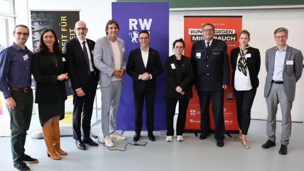 Gruppenbild mit Künstlerin und den Fotograf*innen