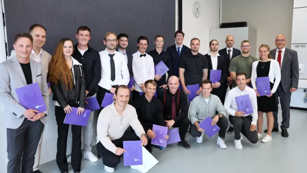 Gruppenbild der Absolventi*innen des Studiengangs Maschinenbau