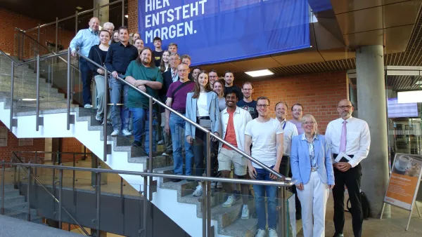 Der neue Vorstand und die Teilnehmer*innen der Mitgliederversammlung im Foyer des Hauptgebäudes der RWU
