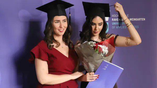 Zwei Absolventinnen mit Bachelor-Hüten