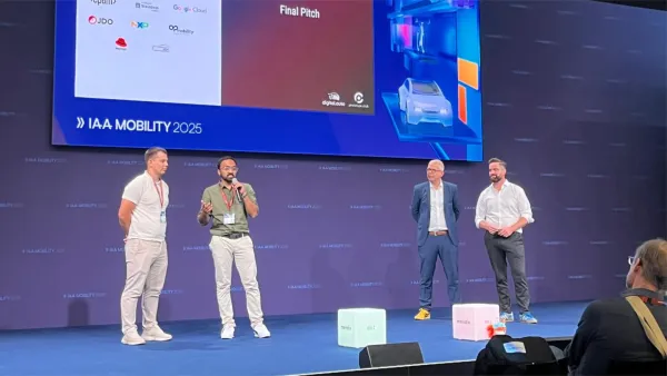 RWU-Student Karan Sankla (zweiter von links) präsentiert seinen Prototypen bei einem Hackathon auf der IAA Mobility in München