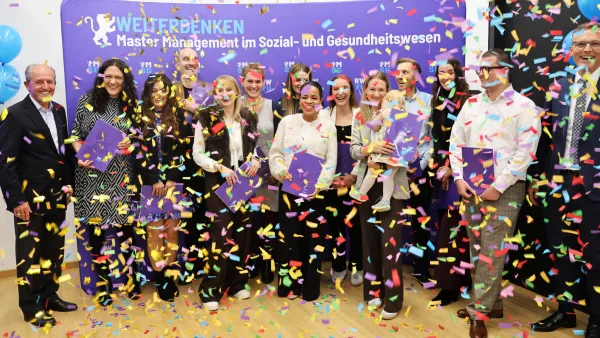 Gruppenbild mit den Absolventi*nnen im Konfettiregen