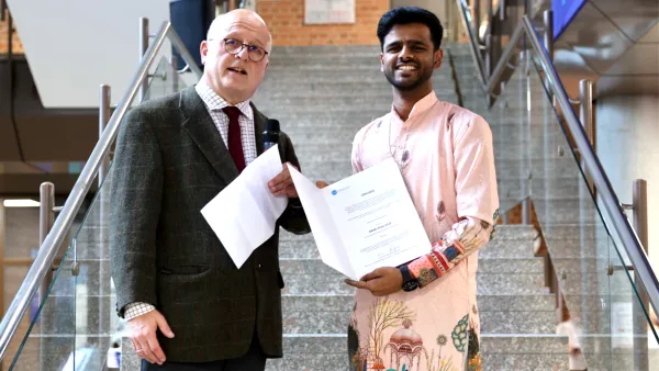 Michael Pfeffer präsentiert den Gewinner des DAAD Preis 2025