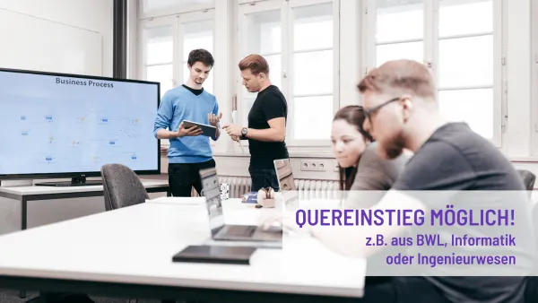 Studierende sitzen am Tisch