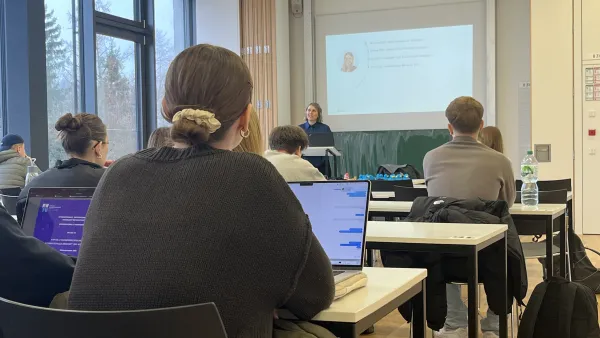 RWU-Absolventin und Key-Account-Managerin Marina Rast von doubleslash hält einen Vortrag vor Studierenden an der RWU.
