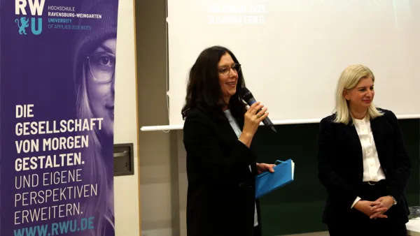 Professorin Dr. Barbara Niersbach (links) mit Susanna Eiber - Gastrednerin und Marketingleiterin BMW Deutschland.