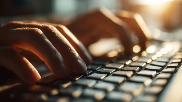 Finger tippen auf der PC-Tastatur