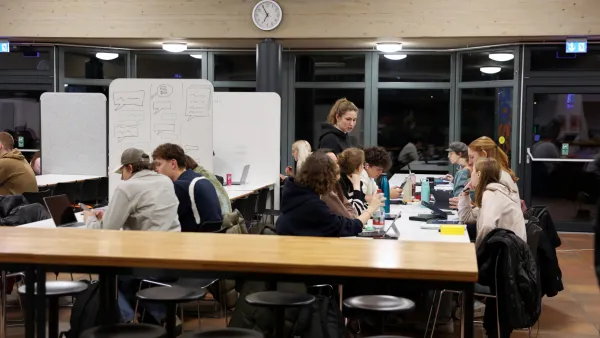 Studierende in der Mensa bei der Lernnacht im Wintersemester 2025/26.