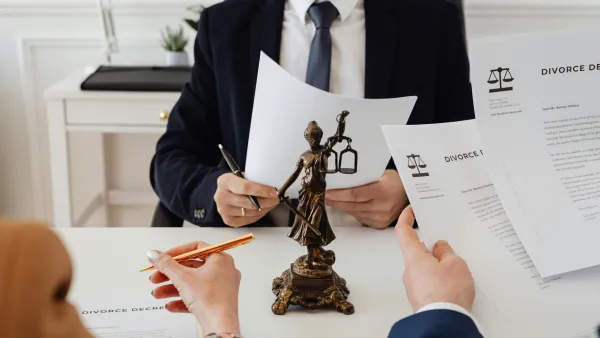 Drei Personen im Kontext einer arbeitsvertraglichen Verhandlung