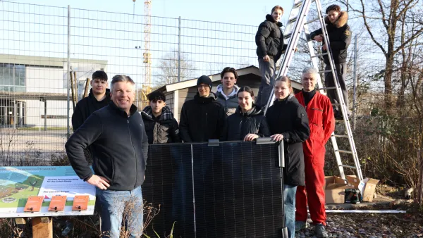 Gruppenbild von Schülerinnen und Schüler aus dem NWT-Kurs am Gymnasium Weingarten mit Matthias Metzler, Lehrer für NWT (2.v.l.) und Professor Dr. André Kaufmann (2.v.r.) von der RWU.