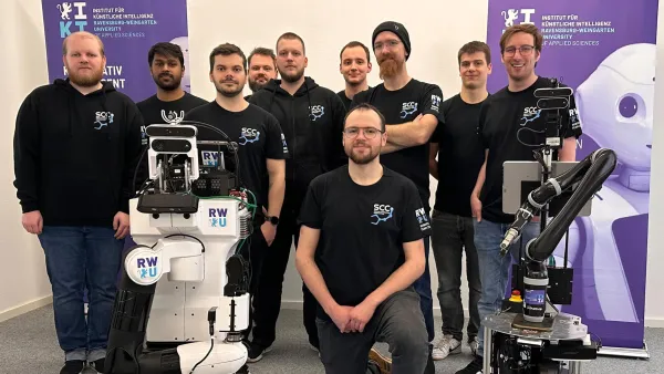Das RoboCup-Team der RWU zusammen mit seinen Robotern