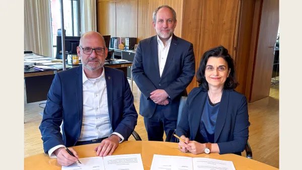 v.l. RWU-Rektor Professor Dr. Thomas Spägele, Kooperation besiegelt: RWU-Rektor Thomas Spägele, Oberbürgermeister Simon Blümcke und ZU-Präsidentin Anja Achtziger
