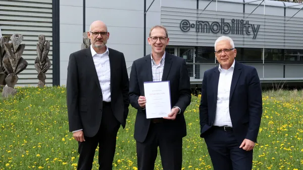 Urkundenübergabe zum 25-jährigen Dienstjubiläum für Professor Dr. Jürgen Friedl.
