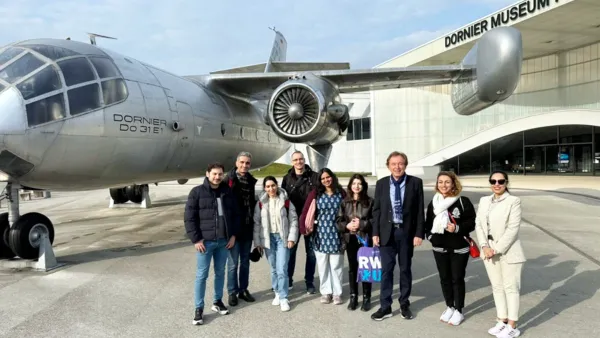 Die Gruppe der Studierenden vor dem Dornier Museum in Friedrichshafen