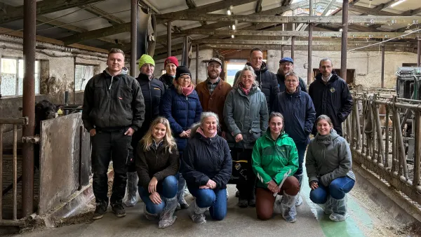 Projektpartner-von-Projekt-MilKI-beim-Besuch-von-einem-Milchbetrieb-in-Nellingen/Alb