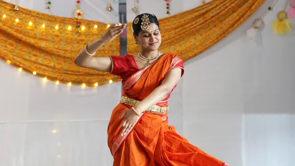 Indische Studierende tanzt bei der Indian Cultures Night der indischen Woche Namaste@RWU.