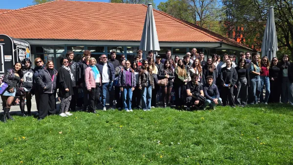 Gruppenfoto von Schülerinnen und Schülern aus Ankara und Izmir bei ihrem Besuch an der RWU.