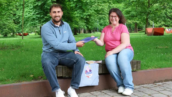 Daniil Sergeev und Katrin Ronneburger bei der Überreichung der Auszeichnungsurkunde