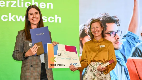 Dalina Girmscheid (links) und Prof. Dr. Anna-Sophia Schwind bei der Verleihung des JUST! ward der Zeppelin-Jugendstiftung