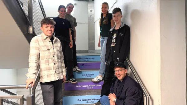 Fünf Studierende der Gesundheitsökonomie haben für ein Forschungsprojekt bei Vertretungsprofessor Lukas Bruns die Treppenstufen in der Marienplatzgarage beklebt.