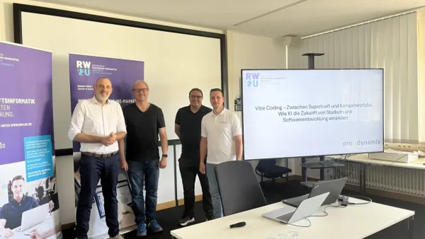 Die Professoren Dr. Michael Friedrich und Dr. Markus Rager stehen gemeinsam mit den beiden Referenten der pro4dynamix GmbH, Jürgen Markgraf und Enver Alemdaroglu, in einem Seminarraum der RWU neben einem Bildschirm mit der Vortragsfolie zu „Vibe Coding“.