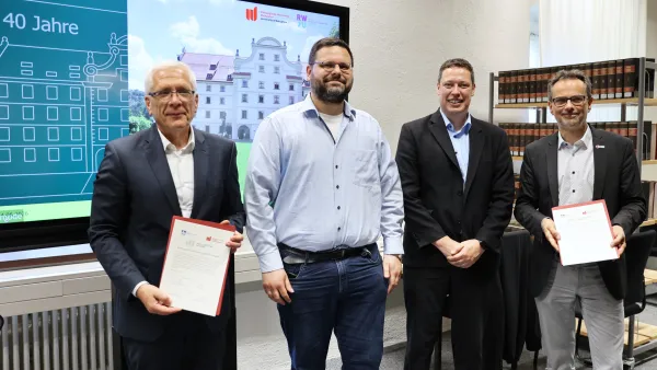 Die Kanzler der beiden Hochschulen bei der Urkundenübergabe