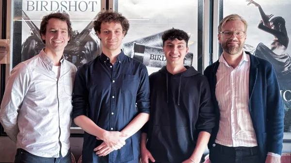 Tilo Wüsthoff vom DLR mit Mediendesignstudenten Jan Wiedmann und Felipe Rude sowie Professor Jürgen Graef von der R