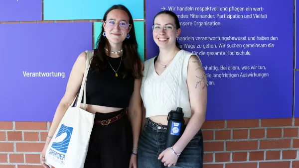 Denise Janko und Isabell Conrad mit Designelementen ihres Projekts von "Das Meer Beginnt Hier!" an der RWU.