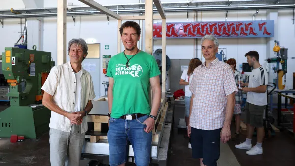 Professor Dr. Thomas Schreier-Alt, Professor Dr. Markus Pfeil und Professor Dr. André Kaufmann beim Bau der Grüninsel im D-Gebäude der RWU. 