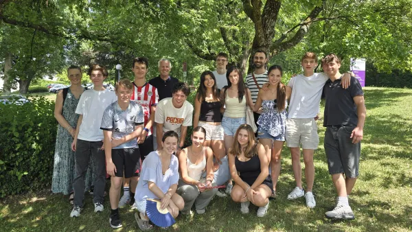 Gruppe von Schüler*innen aus Mexico auf dem RWU-Campus