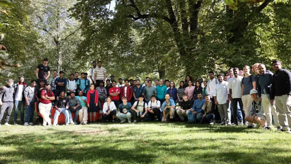 Die neuen internationalen Studierenden der RWU als Gruppe im Mensapark
