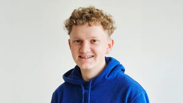 Student Elias Baier studiert Betriebswirtschaftslehre und Management an der RWU.