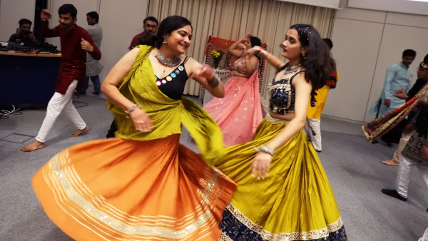 Indische und nepalesische Studentinnen tanzen in ihren bunten Saris