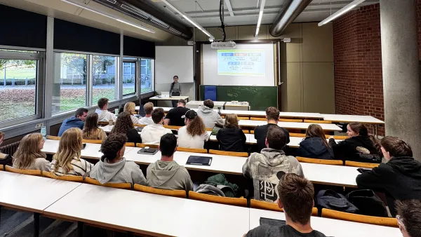 Dr. Samane Maroufi von der New South Wales (UNSW) Sydney hält eine Vorlesung an der RWU in Weingarten.