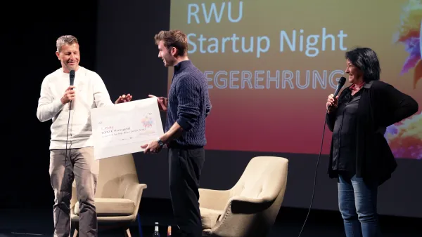 Hannes Burget erhält das Preisgeld von Henning Wirth und Birgit Demuth
