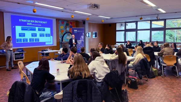 Schüler*innen schauen sich eine Präsentation der RWU an